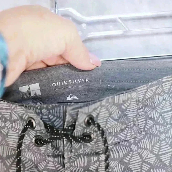 QuikSilver Boardshort Size 34 grey/graphic pattern w/front pockets and back velc - Picture 6 of 9